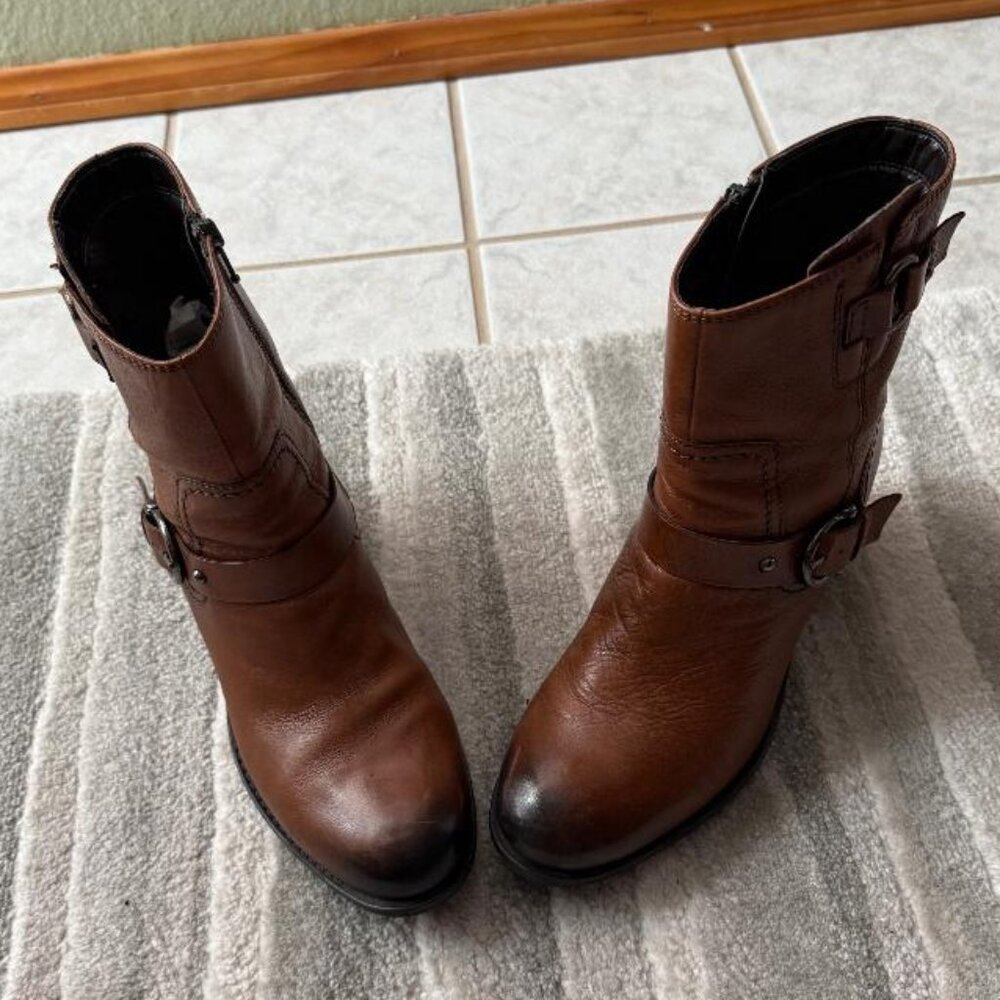 Clarks 8 1/2 Women's leather boots